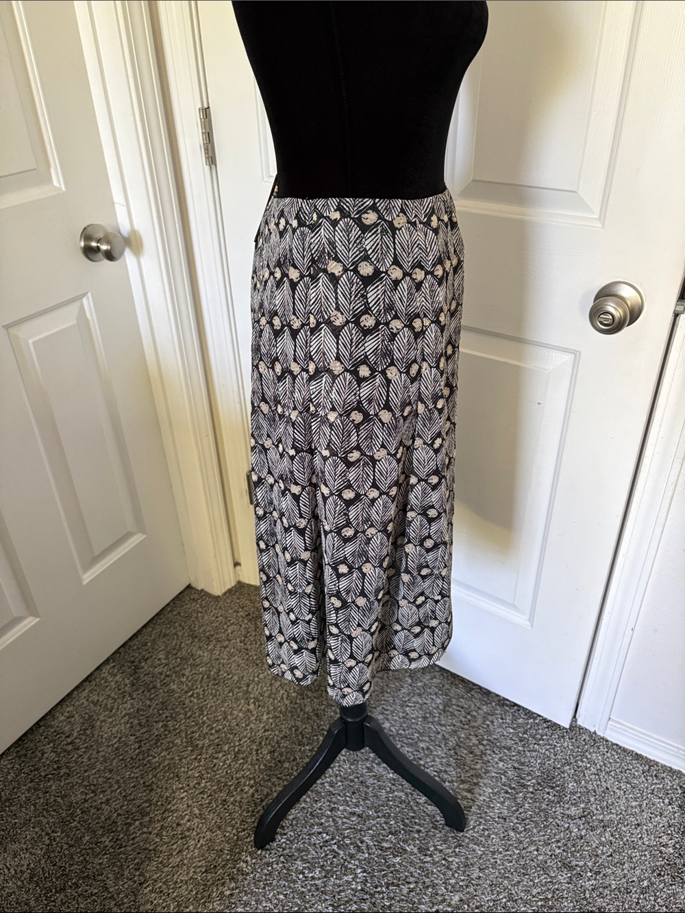 Sigrid Olsen black and white leaf print midi skirt. - Picture 5 of 13